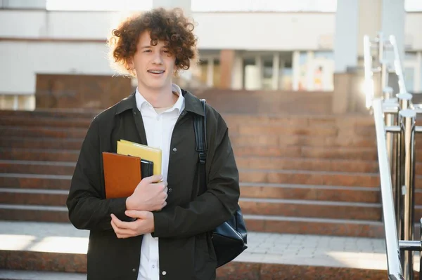 大学の近くの授業の合間に休憩を取り 屋外でカメラに微笑む興奮した学生 — ストック写真