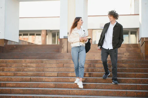 Vista Frontal Dois Estudantes Caminhando Conversando Campus Universitário — Fotografia de Stock
