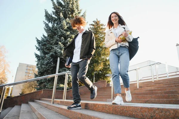 Προβολή Δύο Μαθητών Που Περπατούν Και Μιλάνε Πανεπιστημιούπολη — Φωτογραφία Αρχείου