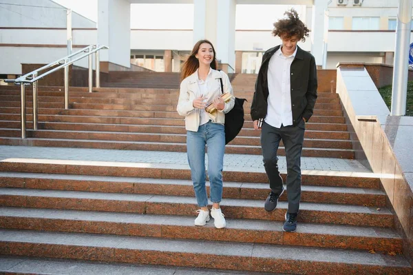 Dva Šťastní Studenti Kráčející Kameře Mluvící Univerzitním Kampusu — Stock fotografie