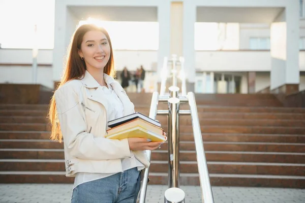 Πορτρέτο Του Επιτυχημένου Μαθητή Ευτυχισμένο Έφηβο Κορίτσι Ποζάροντας Holding Βιβλία — Φωτογραφία Αρχείου