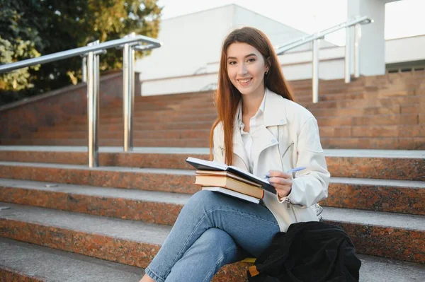 Γυναίκα Φοιτήτρια Βιβλία Στην Ύπαιθρο Χαμογελαστή Μαθήτρια Βιβλία Στην Πανεπιστημιούπολη — Φωτογραφία Αρχείου