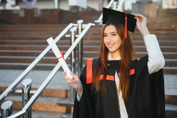 Retrato Mujer Día Graduación Universidad Concepto Educación Graduación Personas — Foto de Stock