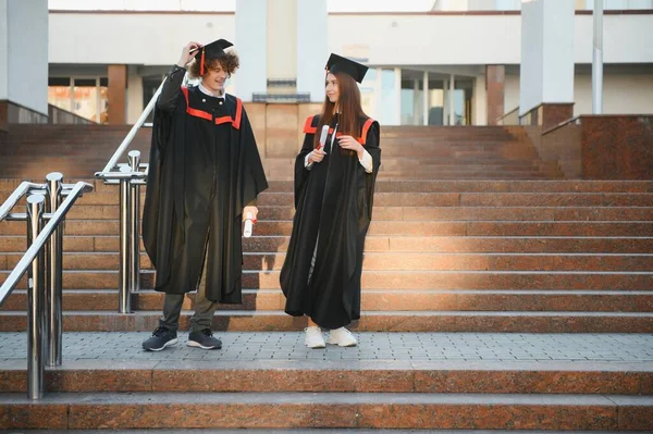 Retrato Dos Estudiantes Graduados Felices —  Fotos de Stock
