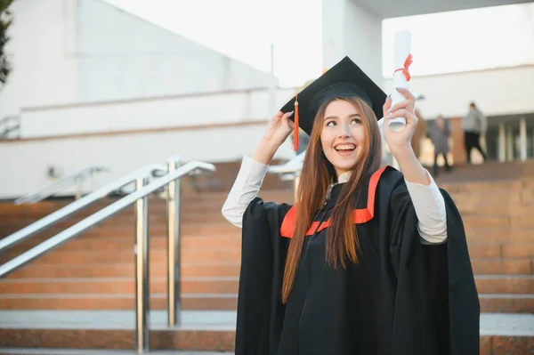 Graduación Estudiante Pie Con Diploma — Foto de Stock