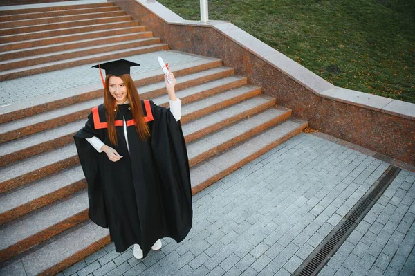 Absolwencja Student Stojący Dyplomem — Zdjęcie stockowe