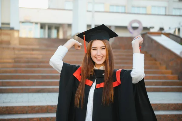 Graduación Estudiante Pie Con Diploma —  Fotos de Stock