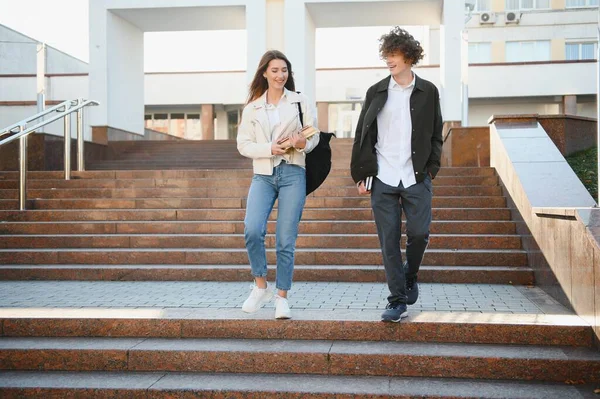 Přední Pohled Dva Studenty Jak Chodí Mluví Univerzitním Kampusu — Stock fotografie