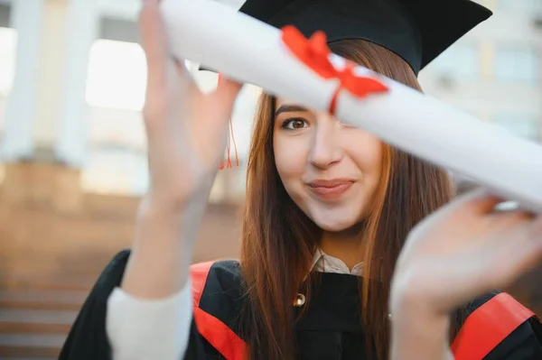 Porträtt Lycklig Kvinna Sin Examensdag University Utbildning Och Människor — Stockfoto