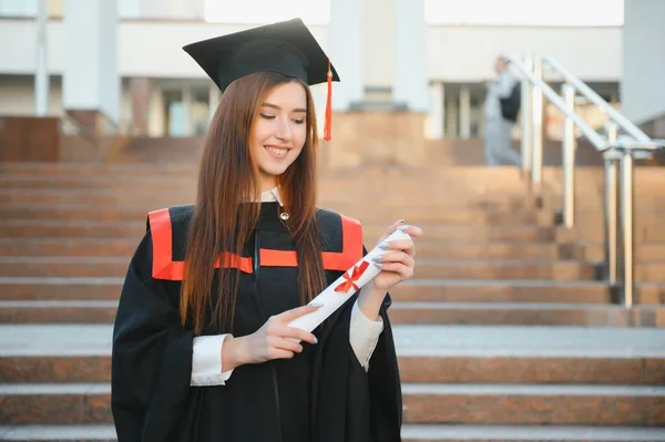 Boldog Aranyos Barna Kaukázusi Diplomás Lány Mosolyog Fekete Habarcs Deszkán — Stock Fotó