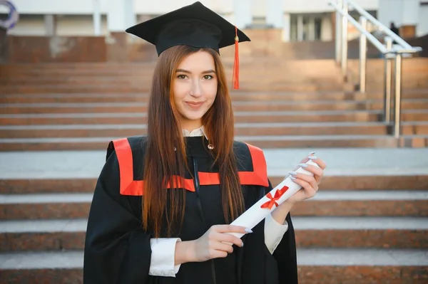 Mezuniyet Diplomayla Bekleyen Öğrenci — Stok fotoğraf