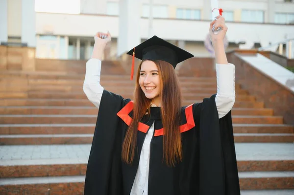 Πορτρέτο Ευτυχισμένη Γυναίκα Στην Ημέρα Αποφοίτησης Πανεπιστήμιο Της Εκπαίδευση Και — Φωτογραφία Αρχείου