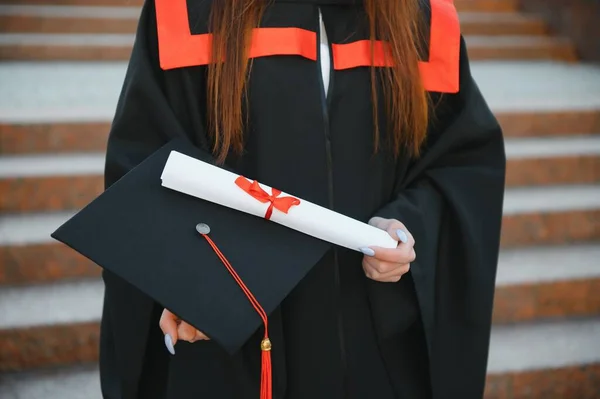 Πορτρέτο Ευτυχισμένη Γυναίκα Στην Ημέρα Αποφοίτησης Πανεπιστήμιο Της Εκπαίδευση Και — Φωτογραφία Αρχείου