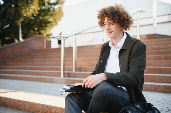 Porträt Eines Glücklichen Männlichen Studenten Der Mit Tasche Auf Dem — Stockfoto