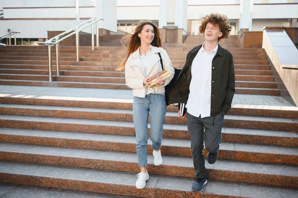 Přední Pohled Dva Studenty Jak Chodí Mluví Univerzitním Kampusu — Stock fotografie