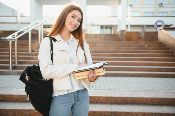 Retrato Estudiante Exitoso Chica Adolescente Feliz Posando Sosteniendo Libros Sonriendo — Foto de Stock