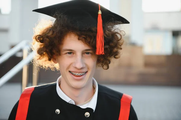 卒業証書と卒業生の輝きでハンサムな卒業生 — ストック写真