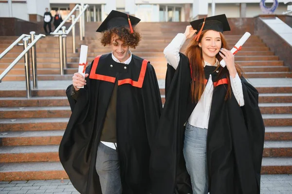 Graduados Mantos Com Diplomas Mãos Estão Perto Universidade — Fotografia de Stock