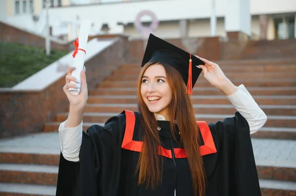 Όμορφη Γυναίκα Απόφοιτος Πανεπιστημίου Αποφοίτησης Στην Πανεπιστημιούπολη — Φωτογραφία Αρχείου