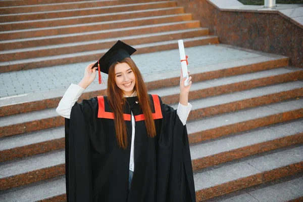 Graduación Estudiante Pie Con Diploma — Foto de Stock