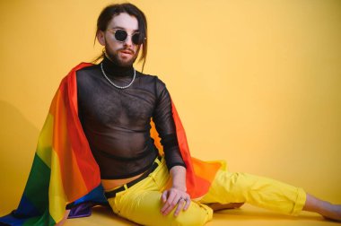 Stüdyoda renkli bir geçmişi olan genç ve yakışıklı bir eşcinsel. LGBT kavramı