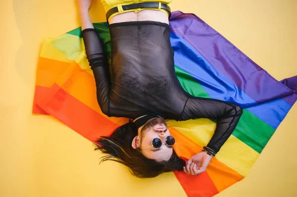 Genç Eşcinsel Adam Stüdyoda Duruyor Kameraya Poz Veriyor — Stok fotoğraf