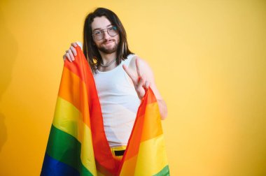 Stüdyoda renkli bir geçmişi olan genç ve yakışıklı bir eşcinsel. LGBT kavramı