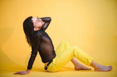 Stüdyoda renkli bir geçmişi olan genç ve yakışıklı bir eşcinsel. LGBT kavramı