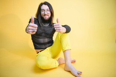 Eşcinsel adam renkli arka plan stüdyo resminde izole edilmiş gökkuşağı çizgili bayrak tutuyor. Insanlar yaşam tarzı lgbtq konsepti.