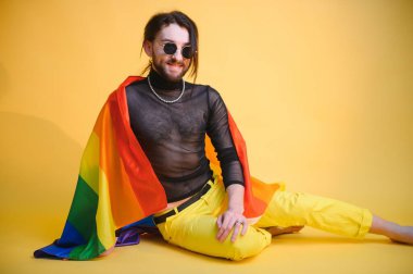 Omzunda gökkuşağı bayrağı olan genç transseksüel LGBT. cinsiyet ifadesi gurur ve eşitlik kavramı