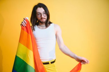 Omzunda gökkuşağı bayrağı olan genç transseksüel LGBT. cinsiyet ifadesi gurur ve eşitlik kavramı