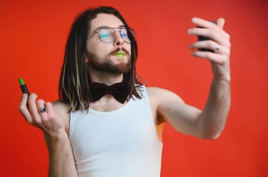 Makyaj yapan eşcinsel adam. LGBT topluluğunun kavramı. Eşitlik