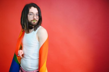 Omzunda gökkuşağı bayrağı olan genç transseksüel LGBT. cinsiyet ifadesi gurur ve eşitlik kavramı