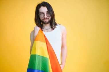 Omzunda gökkuşağı bayrağı olan genç transseksüel LGBT. cinsiyet ifadesi gurur ve eşitlik kavramı