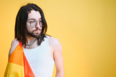 Omzunda gökkuşağı bayrağı olan genç transseksüel LGBT. cinsiyet ifadesi gurur ve eşitlik kavramı