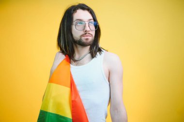 Omzunda gökkuşağı bayrağı olan genç transseksüel LGBT. cinsiyet ifadesi gurur ve eşitlik kavramı