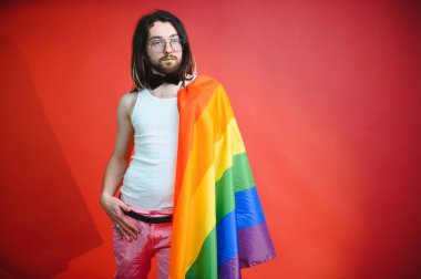 Omzunda gökkuşağı bayrağı olan genç transseksüel LGBT. cinsiyet ifadesi gurur ve eşitlik kavramı