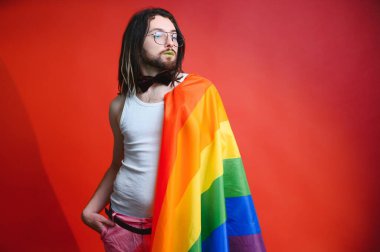 Omzunda gökkuşağı bayrağı olan genç transseksüel LGBT. cinsiyet ifadesi gurur ve eşitlik kavramı