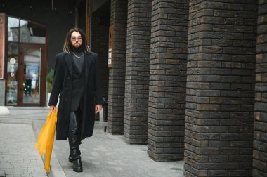 Eşcinsel bir adam sokakta yürüyor. LGBT kavramı.