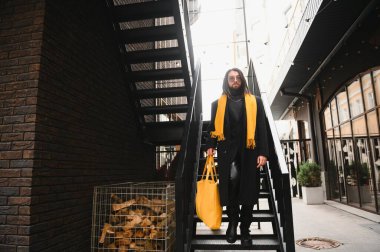 Eşcinsel bir adam sokakta yürüyor. LGBT kavramı.