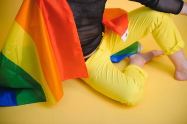 LGBTQ topluluğunun gökkuşağı bayrağı tutan mutlu bir gay..