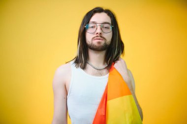 LGBTQ topluluğunun gökkuşağı bayrağı tutan mutlu bir gay..