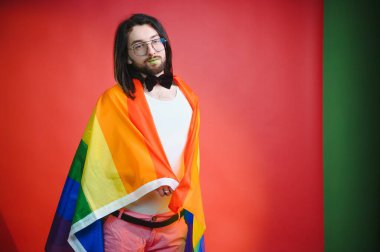 Omzunda gökkuşağı bayrağı olan genç transseksüel LGBT. cinsiyet ifadesi gurur ve eşitlik kavramı