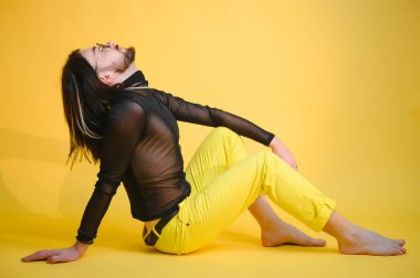 Stüdyoda renkli bir geçmişi olan genç ve yakışıklı bir eşcinsel. LGBT kavramı