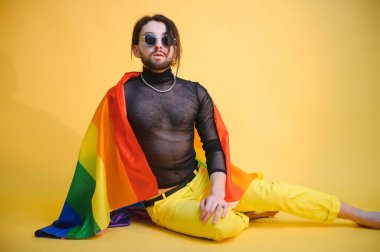 Omzunda gökkuşağı bayrağı olan genç transseksüel LGBT. cinsiyet ifadesi gurur ve eşitlik kavramı
