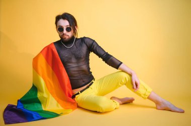 Omzunda gökkuşağı bayrağı olan genç transseksüel LGBT. cinsiyet ifadesi gurur ve eşitlik kavramı