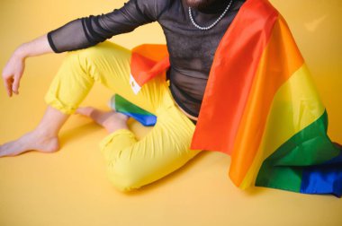 Omzunda gökkuşağı bayrağı olan genç transseksüel LGBT. cinsiyet ifadesi gurur ve eşitlik kavramı