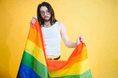 Omzunda gökkuşağı bayrağı olan genç transseksüel LGBT. cinsiyet ifadesi gurur ve eşitlik kavramı