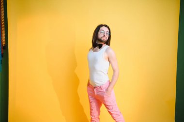 Renkli arka planda eşcinsel bir adamın portresi. Cinsiyet eşitliği. LGBT topluluğunun kavramı. Eşitlik