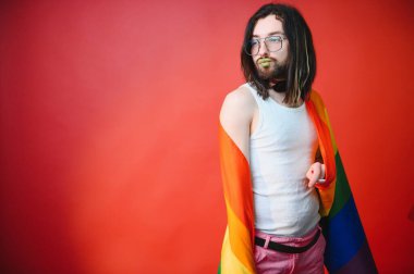Omzunda gökkuşağı bayrağı olan genç transseksüel LGBT. cinsiyet ifadesi gurur ve eşitlik kavramı
